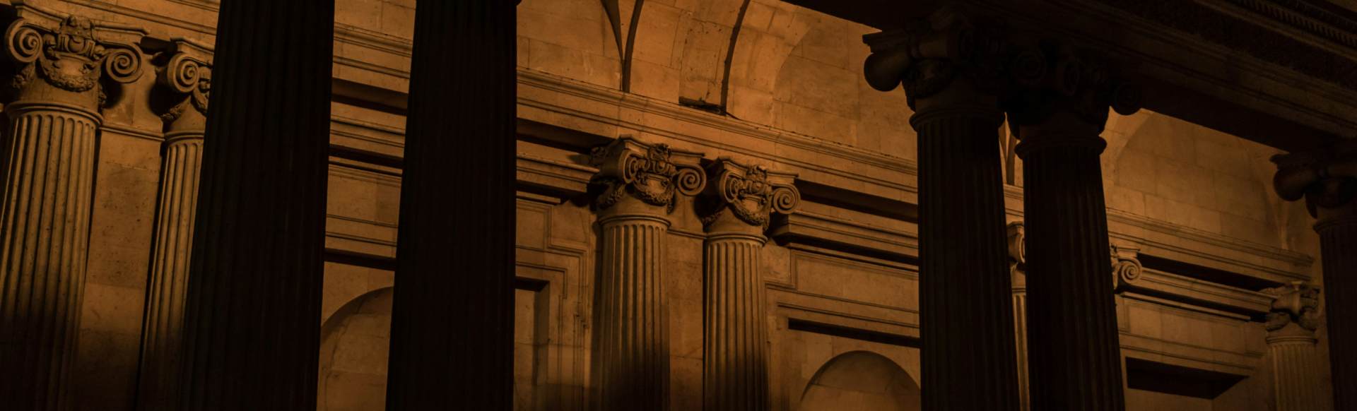 Illustre son histoire et son rôle au service des antiquaires et galeries d’art depuis 1905. Photographie d’archives ou image contemporaine représentant l’engagement du SNA auprès des professionnels du marché de l’art, en France et à l’international, ainsi que son patrimoine institutionnel et son identité historique.