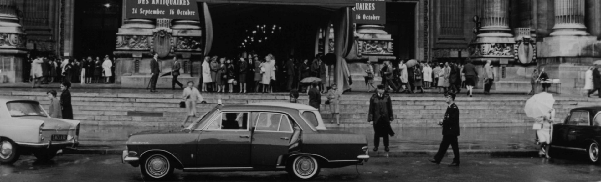 Vue d’exposition de La Biennale ou affiche officielle, illustrant l’un des événements majeurs du marché de l’art à Paris. Réunissant les plus grands antiquaires, galeries et collectionneurs du monde entier, La Biennale est issue du rapprochement avec Fine Arts Paris : ce grand rendez-vous parisien est désormais FAB Paris au Grand Palais, événement international dédié aux arts décoratifs, antiquités et beaux-arts.