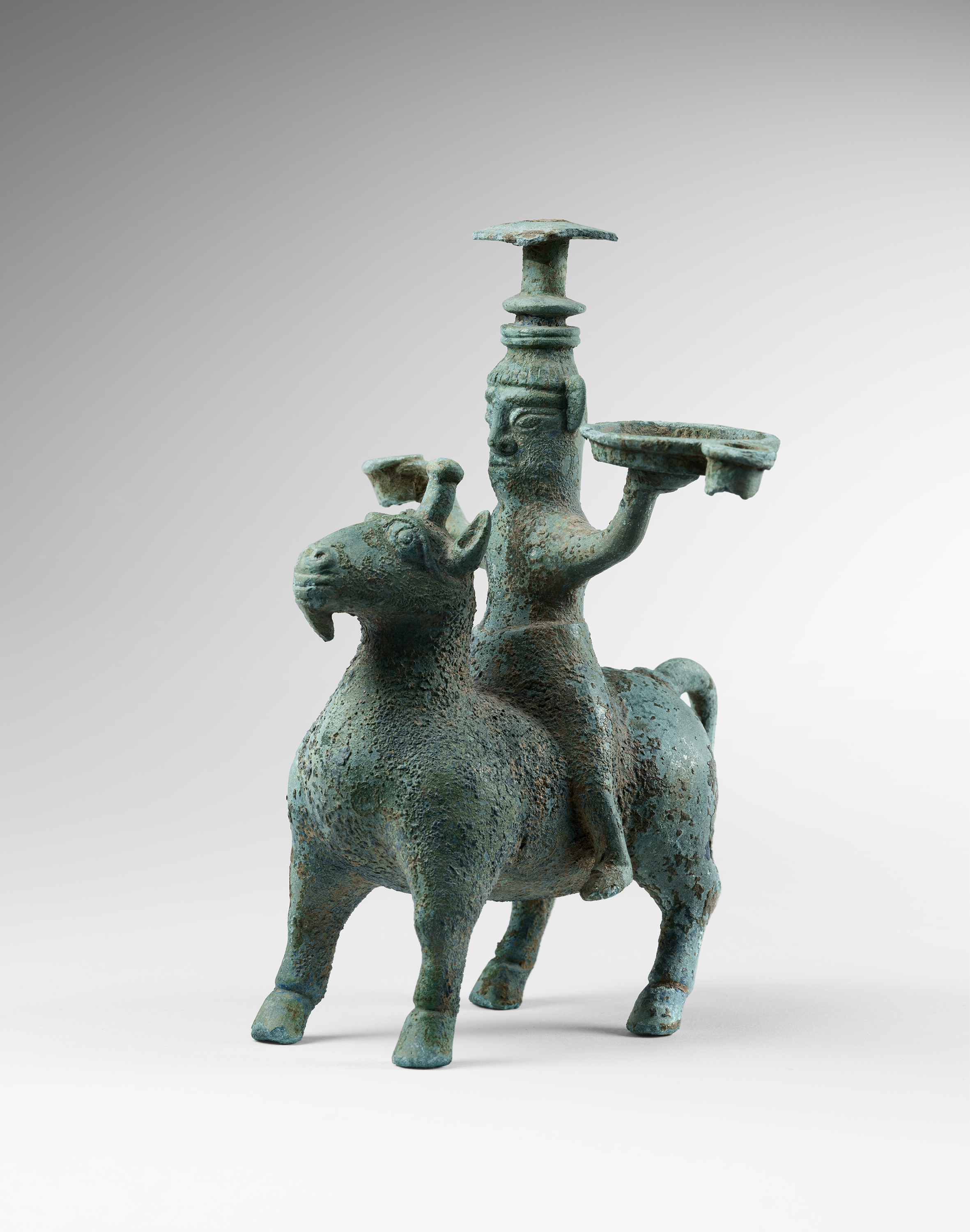 Personnage en bronze chevauchant une bête mythique