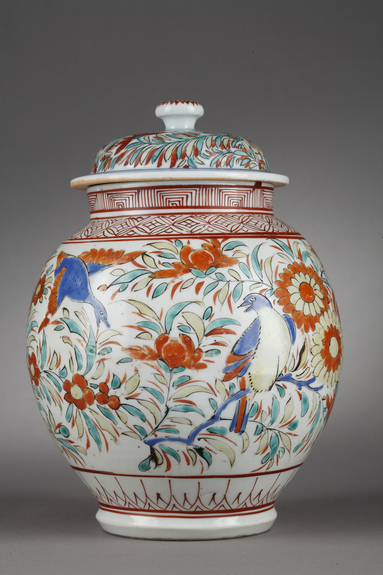 Vase couvert en porcelaine polychrome à décor Kakiemon d’oiseaux et fleurs. Japon, fours d’Arita, .