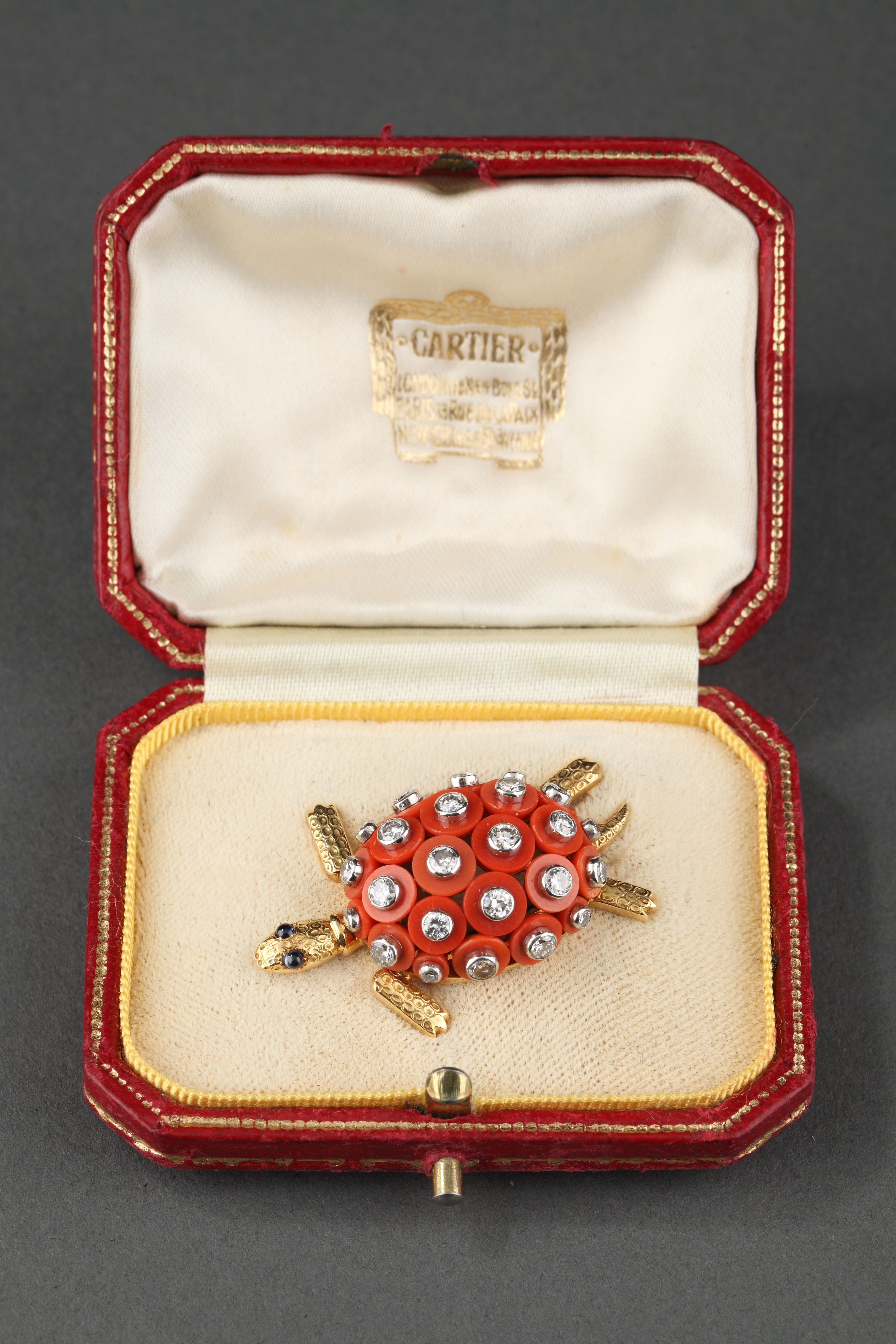 Broche "Tortue" en or, ornée de coraux et de diamants