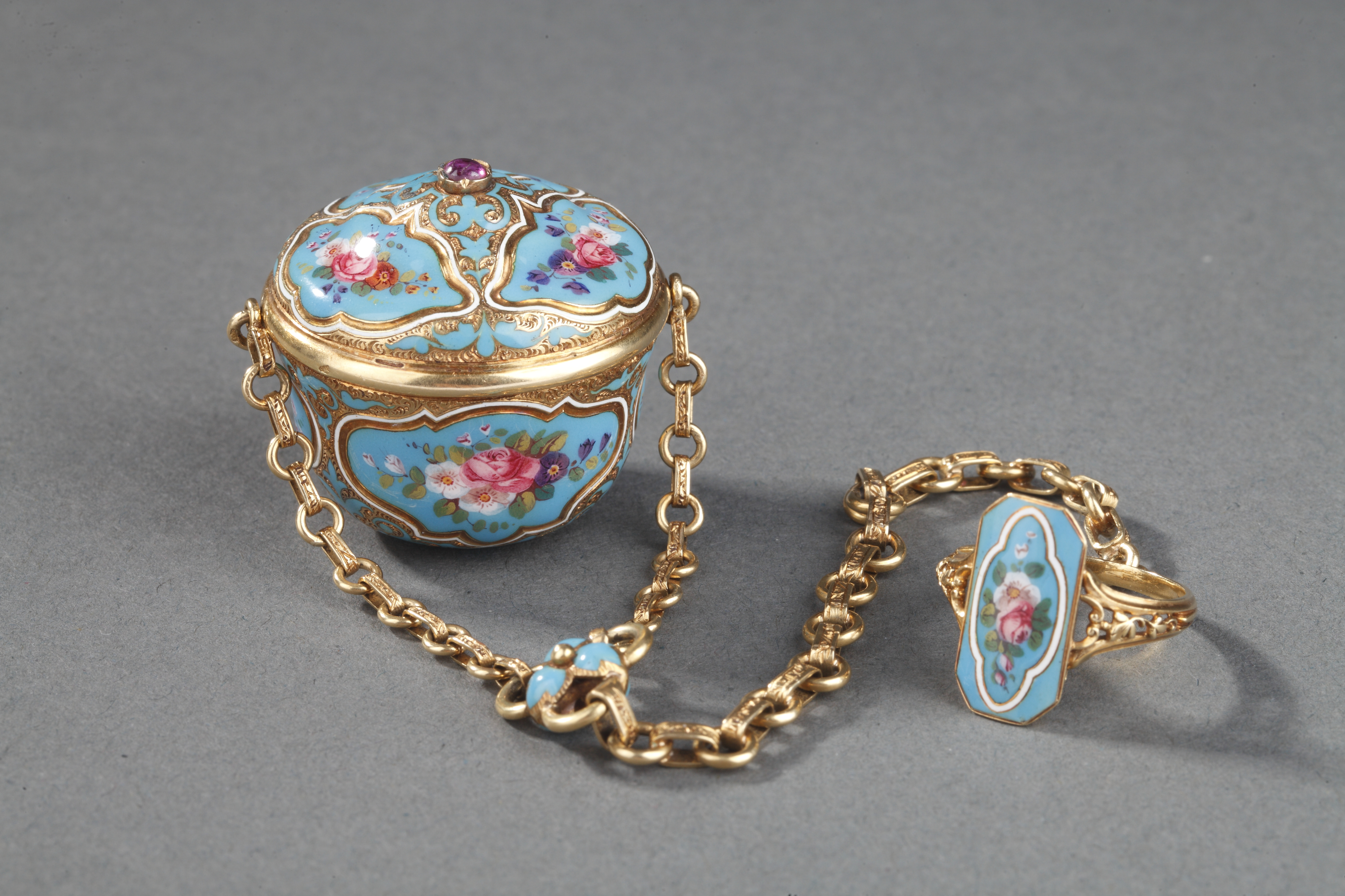 Vinaigrette en or, émaillé de fleurs sur fond bleu, rubis