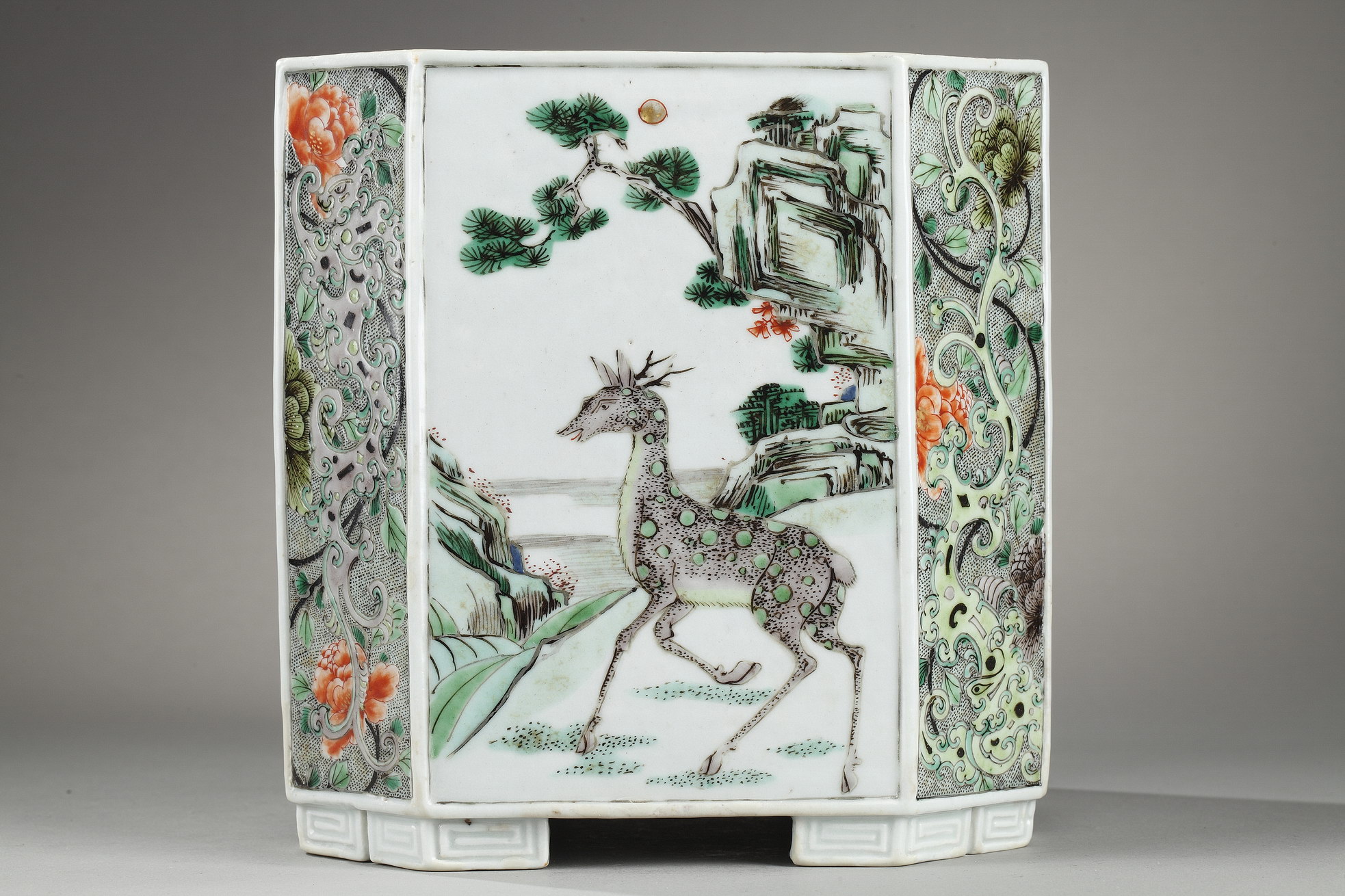A Famille verte porcelain octagonal brushpot "bitong" decorated with deers and birds among flowers