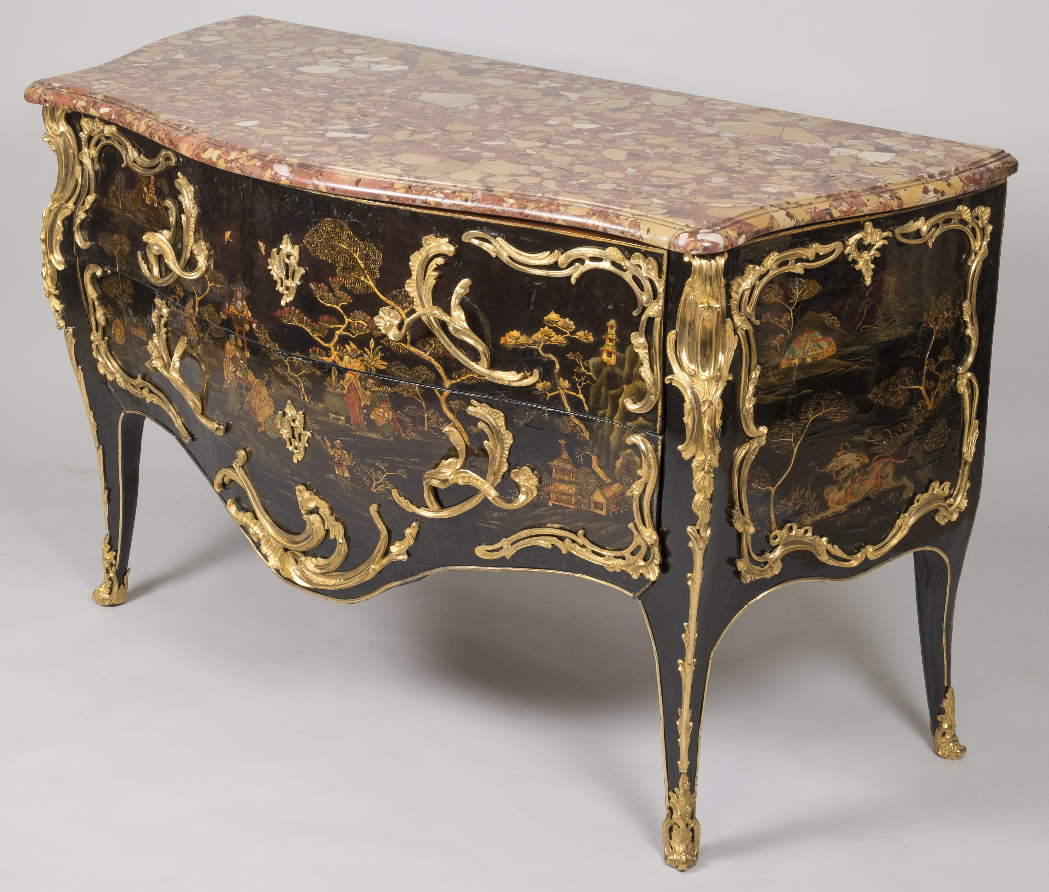 Commode en laque de Chine et vernis européen estampillée Roussel