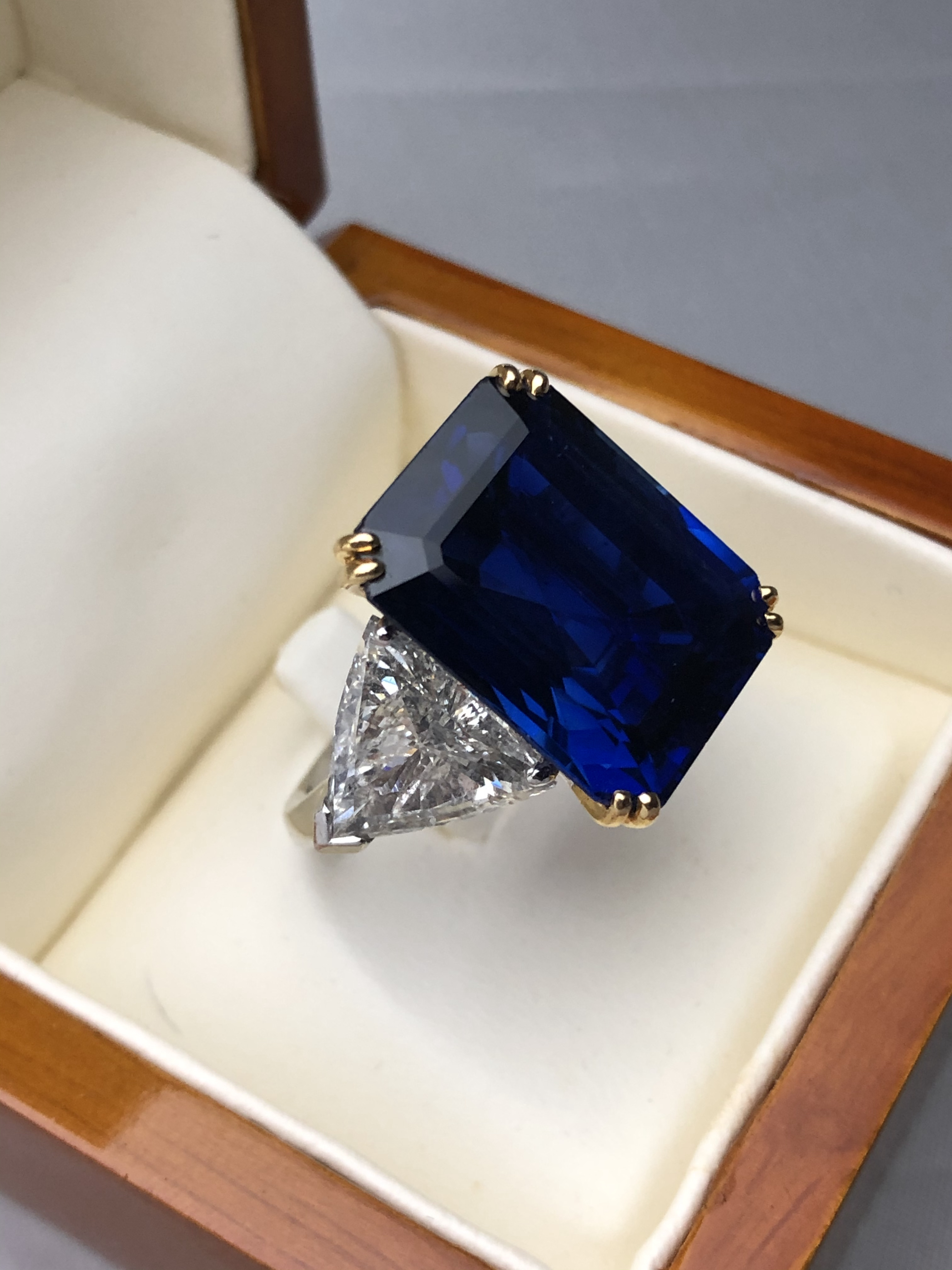 21,87 carats Unheated Burma Sapphire and diamonds ring.