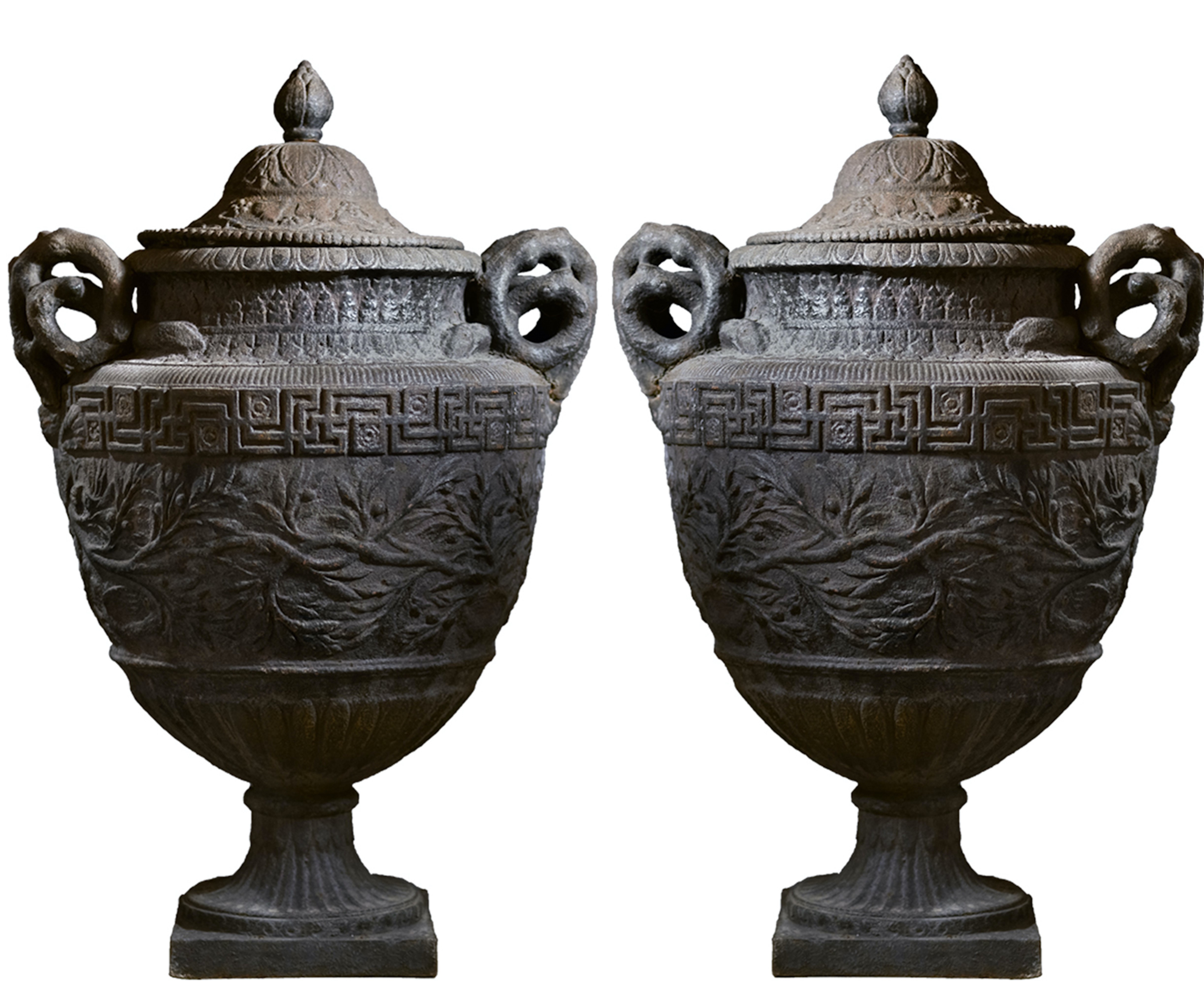 Paire de pots couverts en fonte de fer à décor végétal