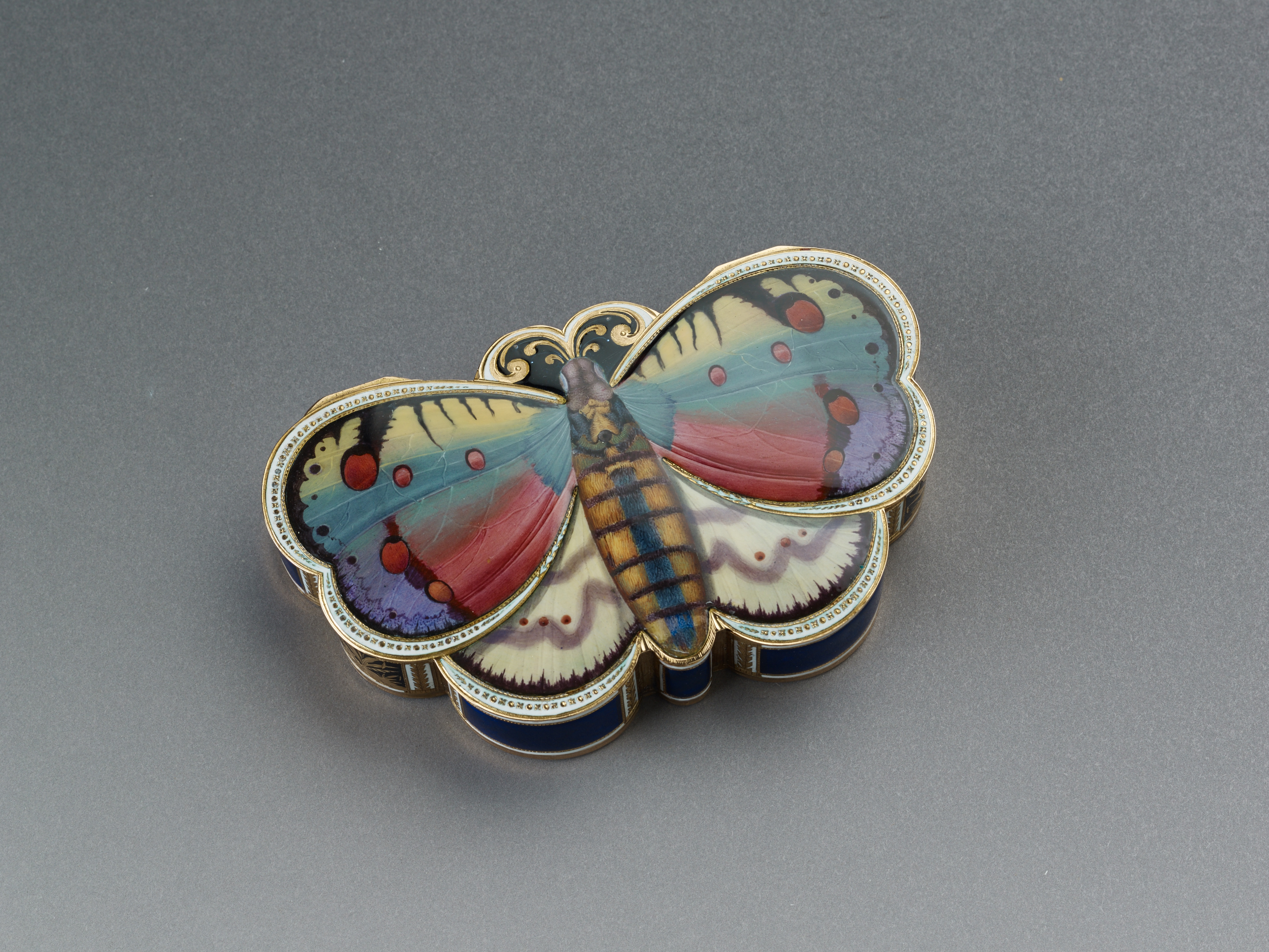 Tabatière d’or émaillé en forme de papillon