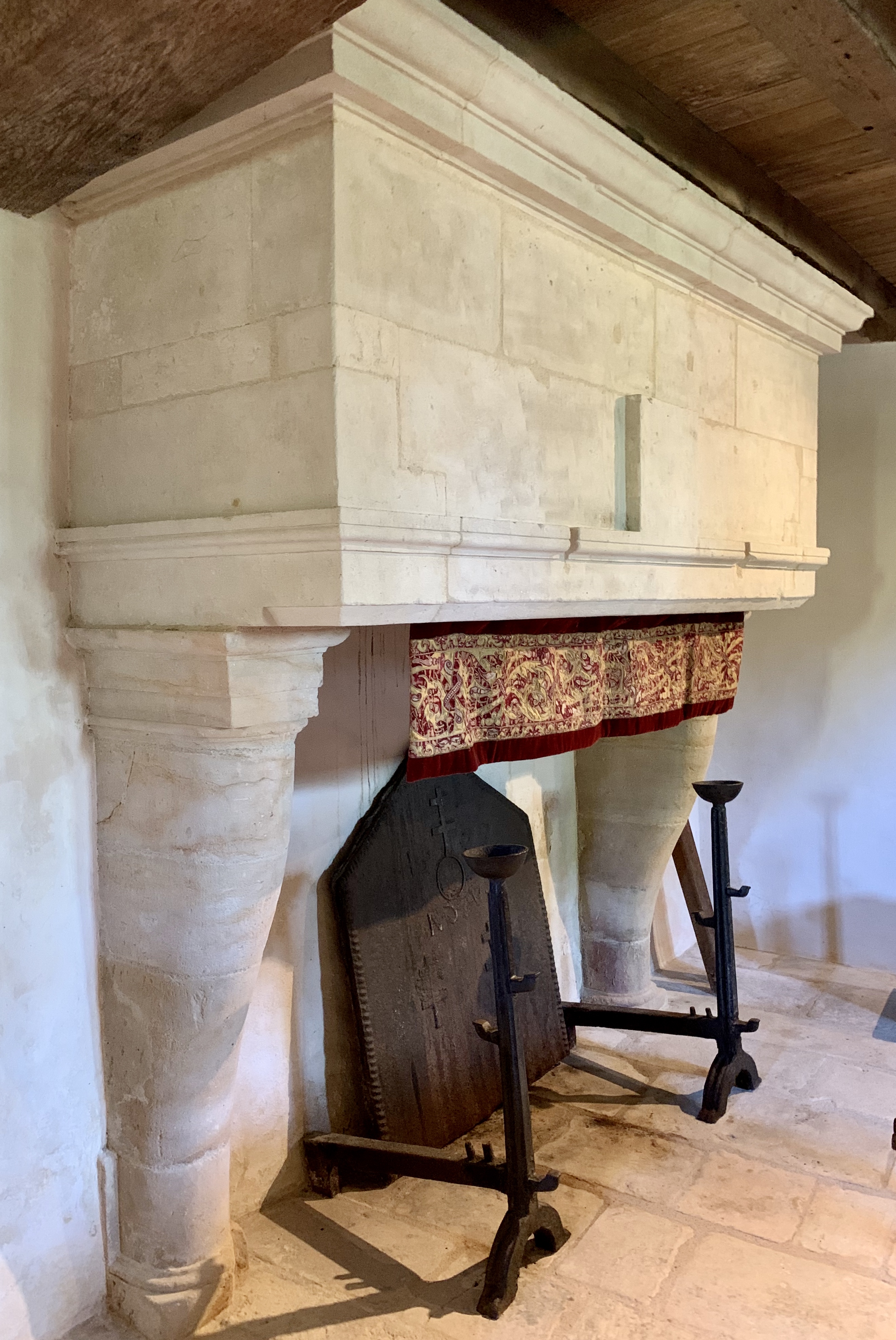 Cheminée monumentale en pierre de la vallée de la Loire