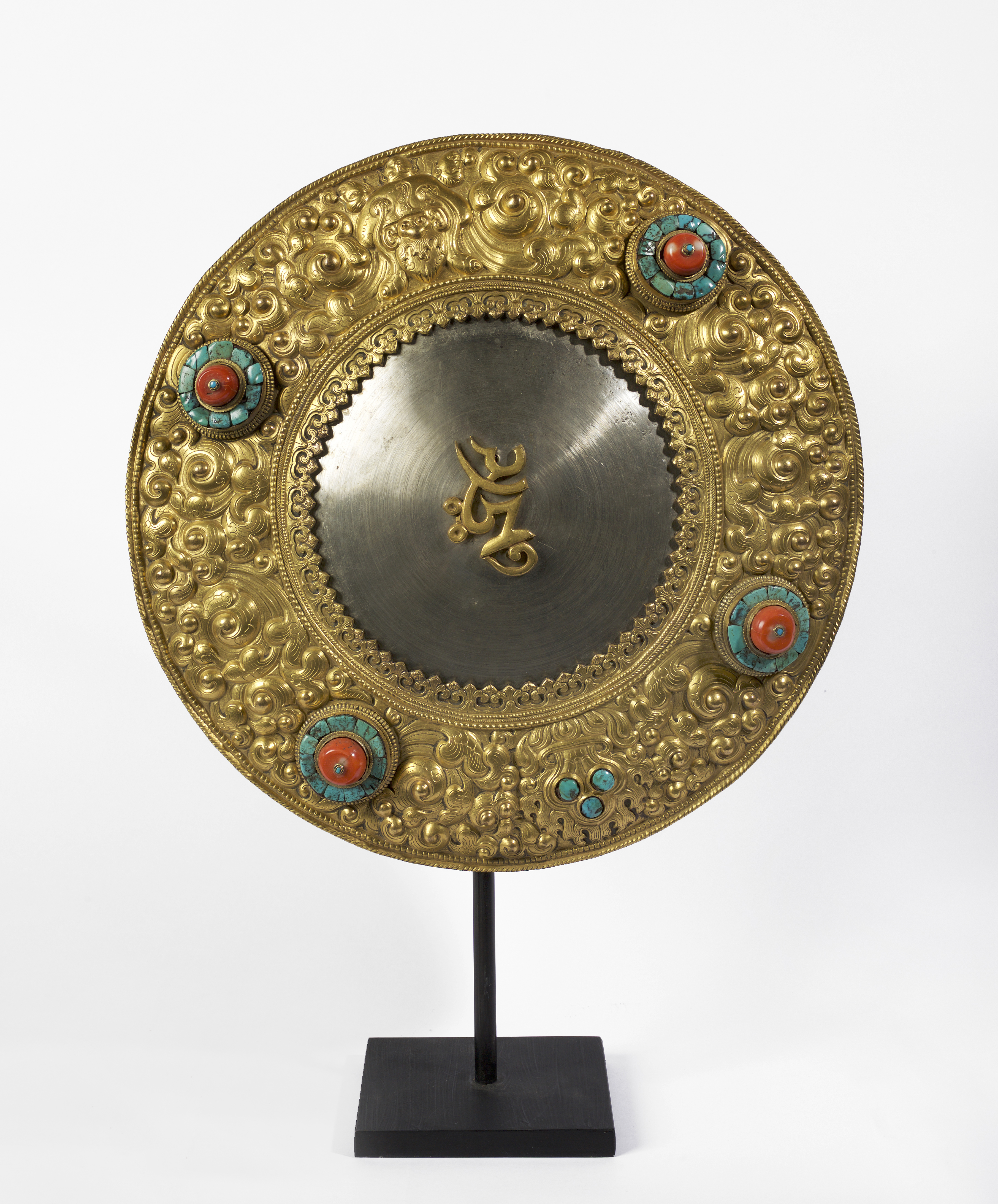 Miroir d'oracle en acier et alliage de cuivre repoussé et doré
