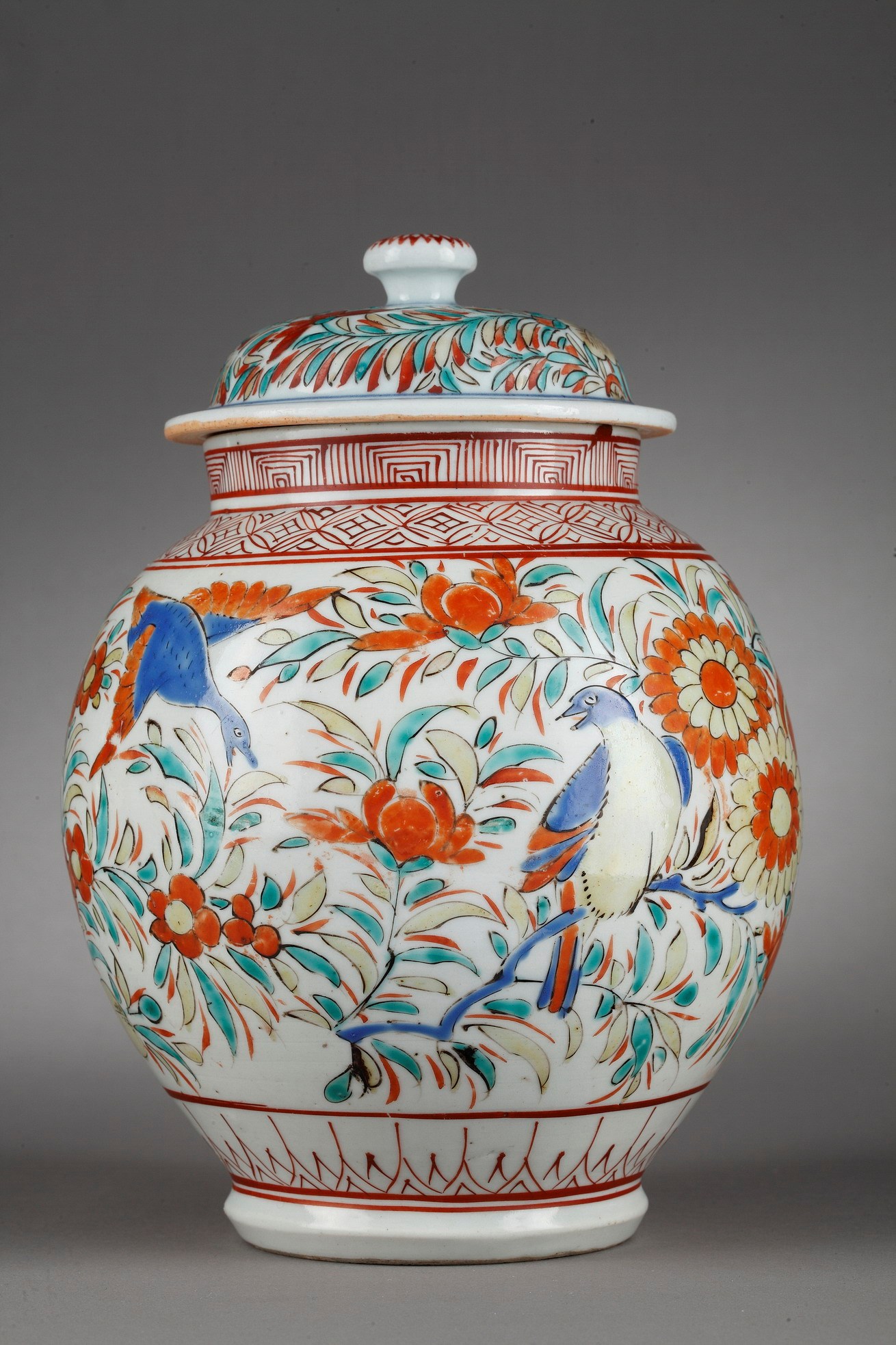 Vase couvert en porcelaine polychrome à décor Kakiemon d’oiseaux et fleurs. Japon, fours d’Arita, .